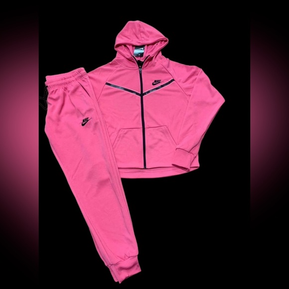women’s Nike tech sweatsuit - Picture 2 of 2
